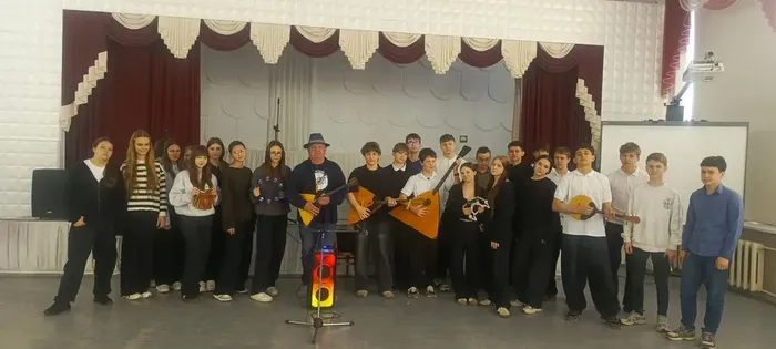 8Б класс на мастер-классе по игре на балалайке!