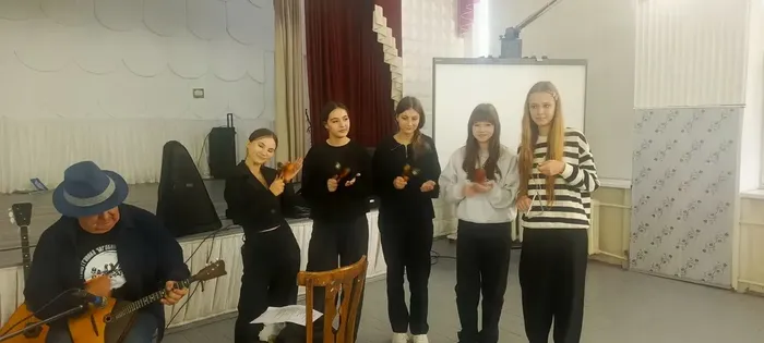 8Б класс на мастер-классе по игре на балалайке!